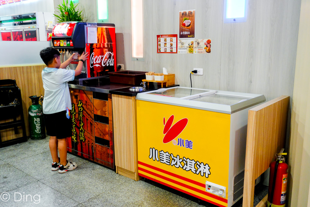 台南東區宵夜 小東路平價個人小火鍋「三媽臭臭鍋」，冰淇淋、飲料無限量供應。