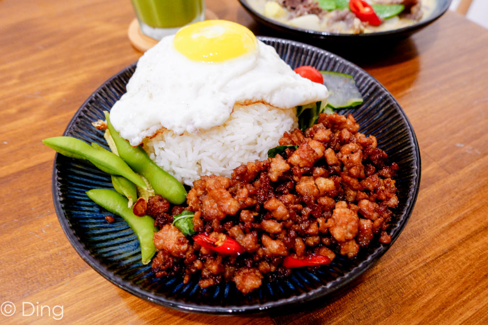 台南中西區美食 中山路文青風「EMO THAI泰式小餐館」泰式料理，有酸辣開胃的打拋豬、綠咖哩，適合跟好友聚餐聚會。