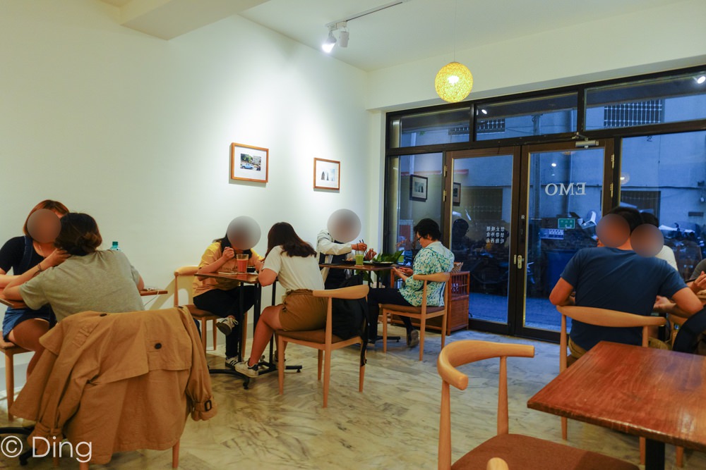 台南中西區美食 中山路文青風「EMO THAI泰式小餐館」泰式料理，有酸辣開胃的打拋豬、綠咖哩，適合跟好友聚餐聚會。