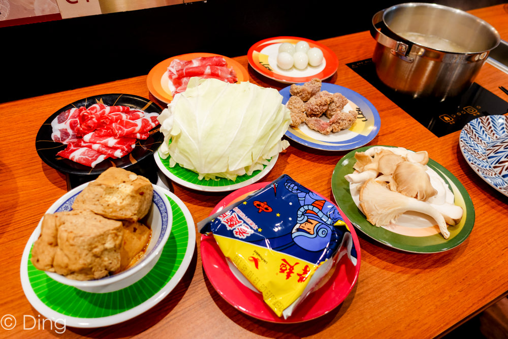 台南中西區 火鍋也能迴轉？Focus 10F噱頭十足「小XM 迴轉麻辣鍋」，有豐富的食材跟七種湯底可以選擇。