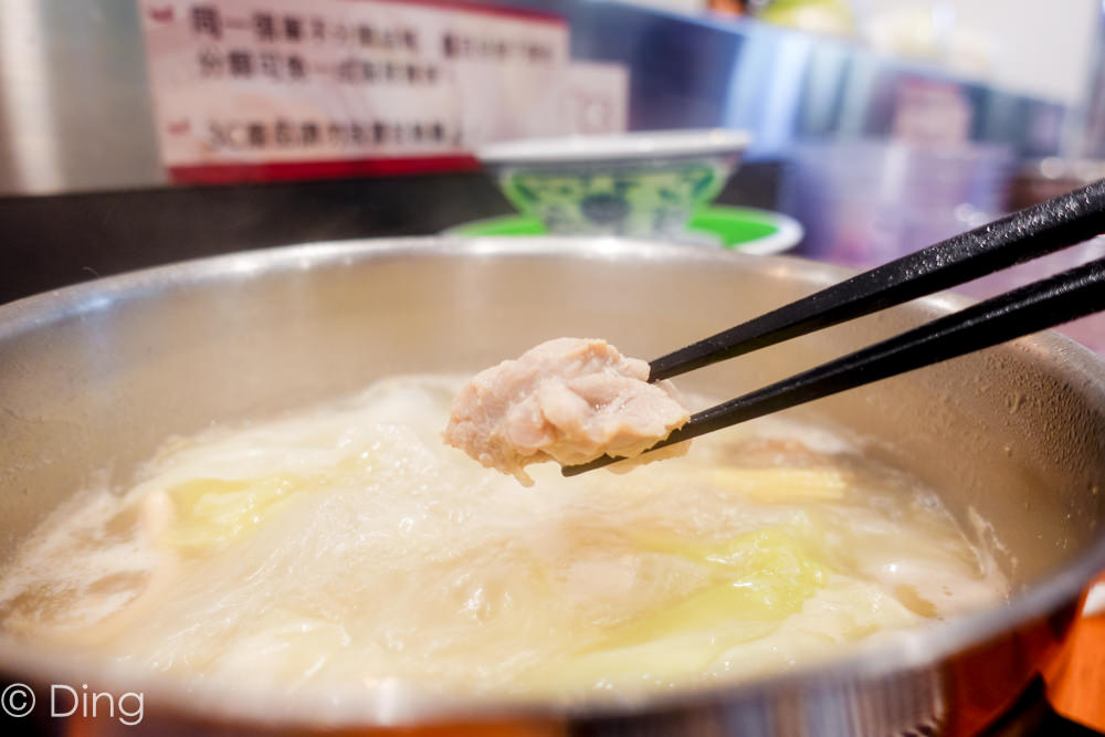 台南中西區 火鍋也能迴轉？Focus 10F噱頭十足「小XM 迴轉麻辣鍋」，有豐富的食材跟七種湯底可以選擇。