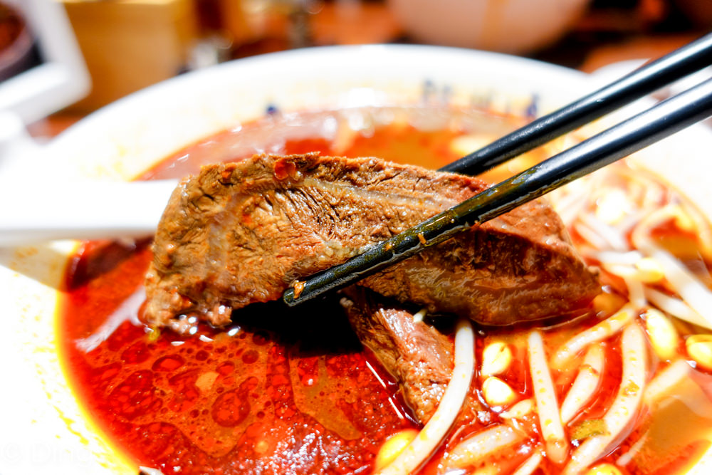 台南中西區 新光三越小西門美食，牛肉麵控必吃的「段純貞牛肉麵」，有讓人無法抗拒的多口味牛肉麵及三種麵條可選擇。