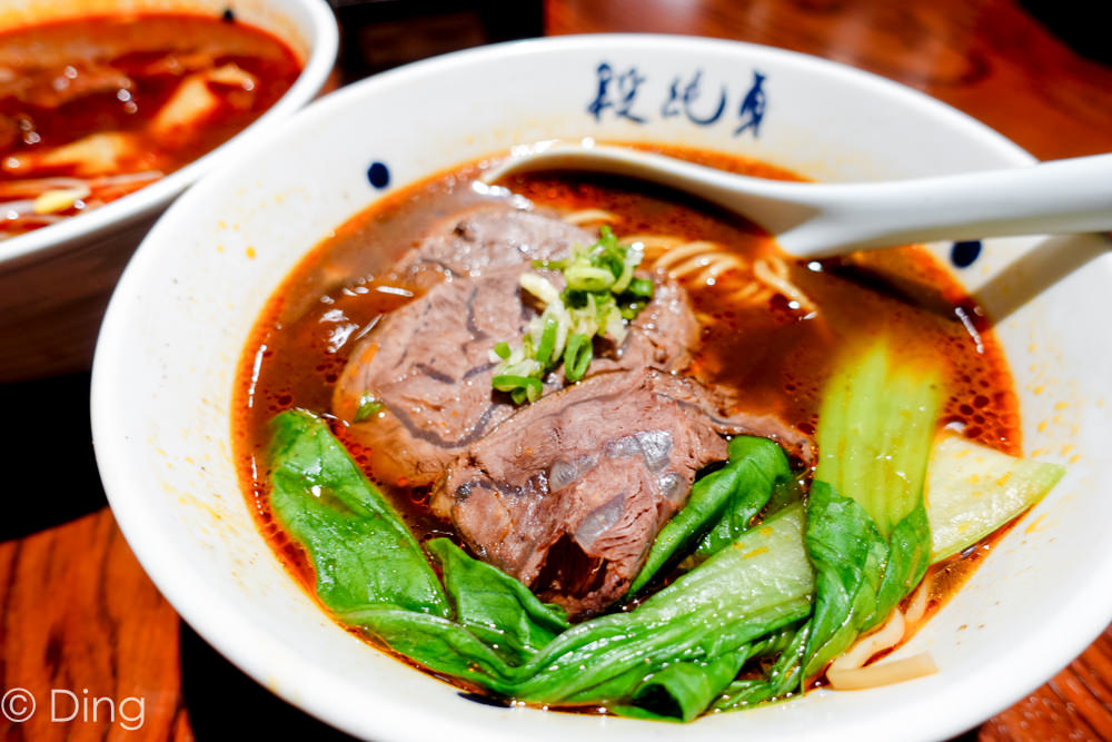 台南中西區 新光三越小西門美食，牛肉麵控必吃的「段純貞牛肉麵」，有讓人無法抗拒的多口味牛肉麵及三種麵條可選擇。
