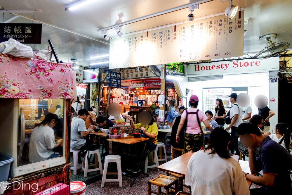 台南中西區 國華街大菜市百年麵店「福榮小吃-阿瑞意麵」，有饕客最愛的招牌意麵和餛飩，每一口得吃得到古早味。