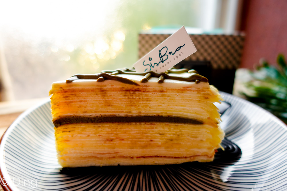 台南東區甜點 府連路「Sisbro 希絲柏甜食所」是早午餐，也提供多種口味千層、鏡面蛋糕及舒芙蕾鬆餅喔！甜點控必來！