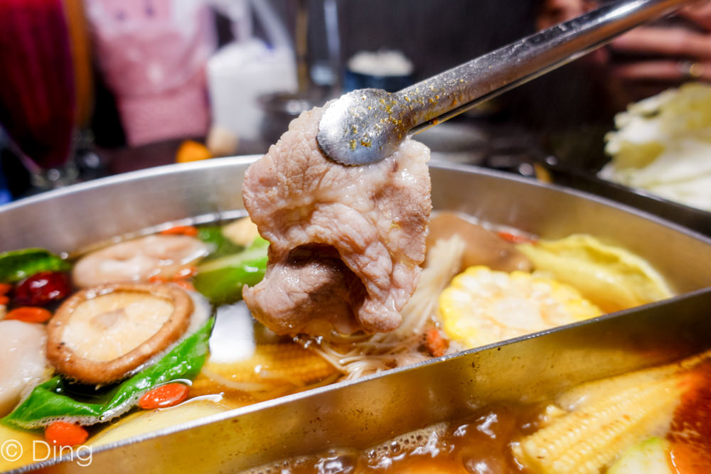 台南火鍋 安平「胖胖豬鍋物料理」有可愛小豬造型冰磚，以及超值套餐，肉量十足，讓你飽到走不出門口。