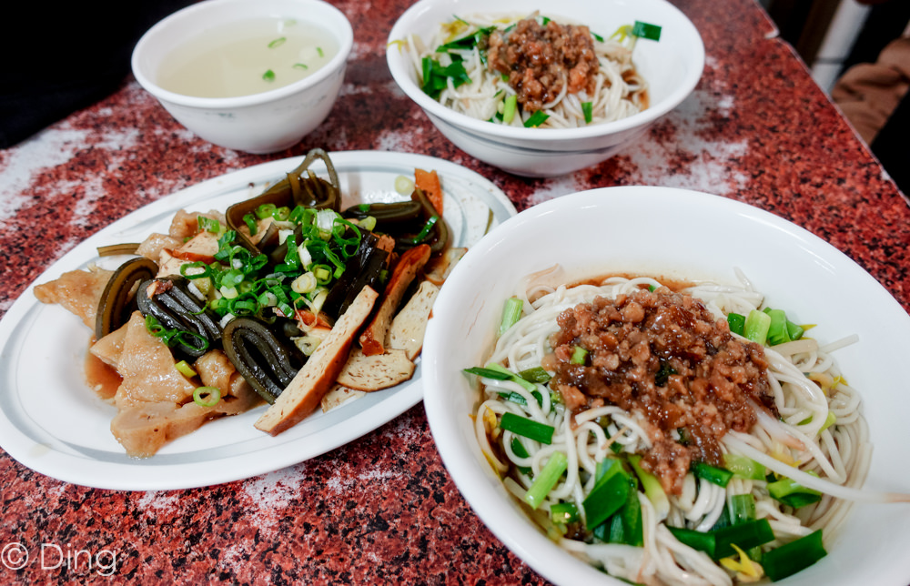 台南東區宵夜 「小東路無名麵店」，有平價又對味的麻醬麵跟滷味、清湯，夜貓子的救星！