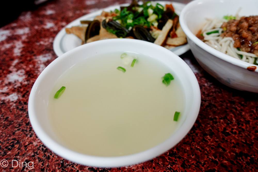 台南東區宵夜 「小東路無名麵店」，有平價又對味的麻醬麵跟滷味、清湯，夜貓子的救星！