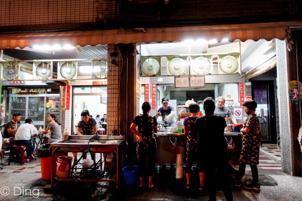 台南東區宵夜 「小東路無名麵店」，有平價又對味的麻醬麵跟滷味、清湯，夜貓子的救星！