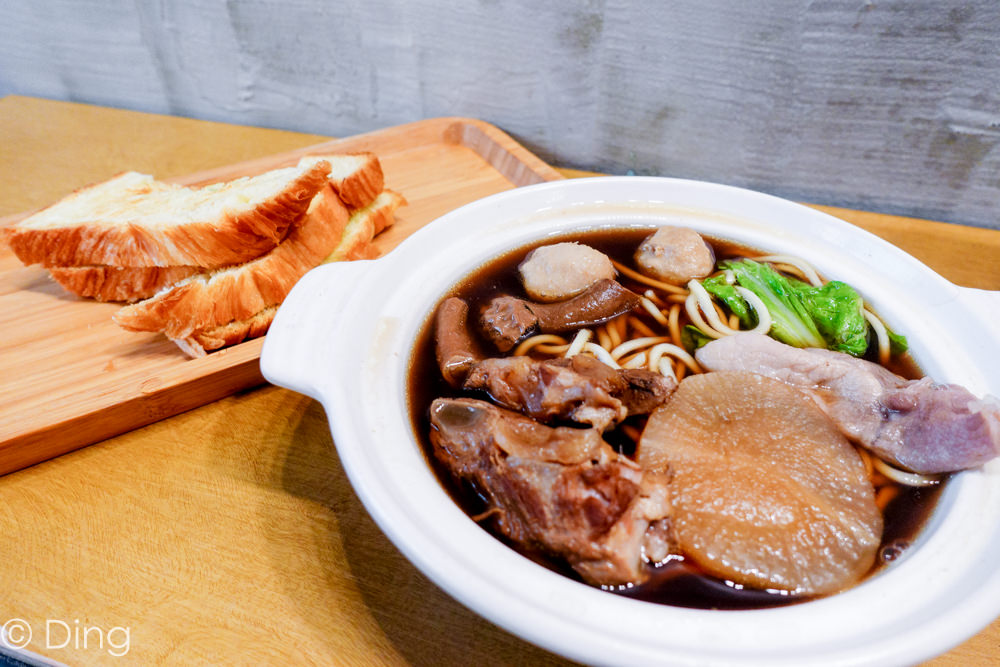 台南中西區宵夜 府前路「非茶」，專賣碳烤咖椰吐司及秘傳肉骨茶，還可以加麵喔～