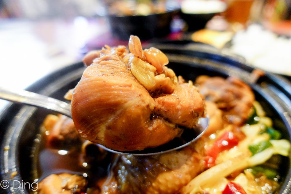台南東區美食 南紡購物中心B1美食街「時懿黃燜雞米飯」，獨特山東料理，有獨特醬汁及超大塊雞肉！
