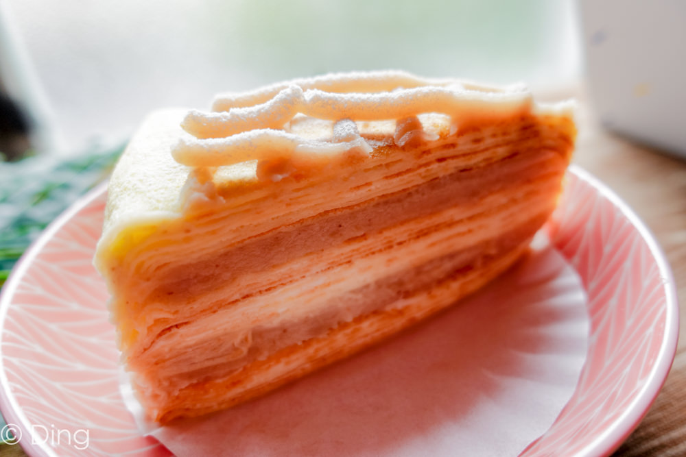 台南北區千層蛋糕 採每週預訂面交「窩+home手作甜品」，有豐富綜合千層口味跟整顆千層蛋糕，還可以宅配喔！