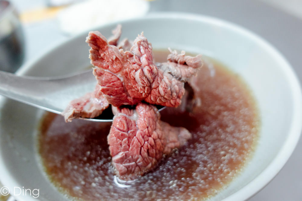 台南宵夜 民族路「鬍鬚忠牛肉湯」，讓你從晚上吃到早上，來碗熱呼呼的牛肉湯吧～很適合當宵夜或早餐喔！