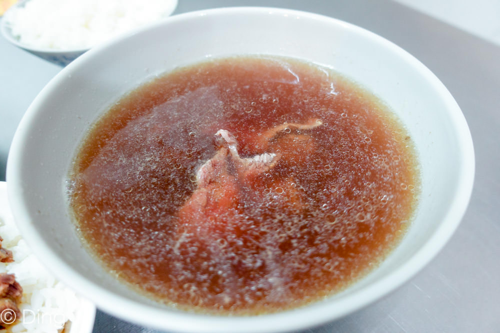 台南宵夜 民族路「鬍鬚忠牛肉湯」，讓你從晚上吃到早上，來碗熱呼呼的牛肉湯吧～很適合當宵夜或早餐喔！