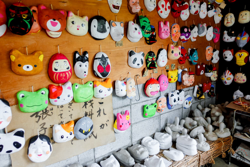 日本群馬縣旅遊 去水上町たくみの里(工匠之鄉)的面具之家（おめんの家）彩繪屬於自己獨一無二的面具吧！還可以當旅遊紀念品，另外也很適合親子來體驗喔！