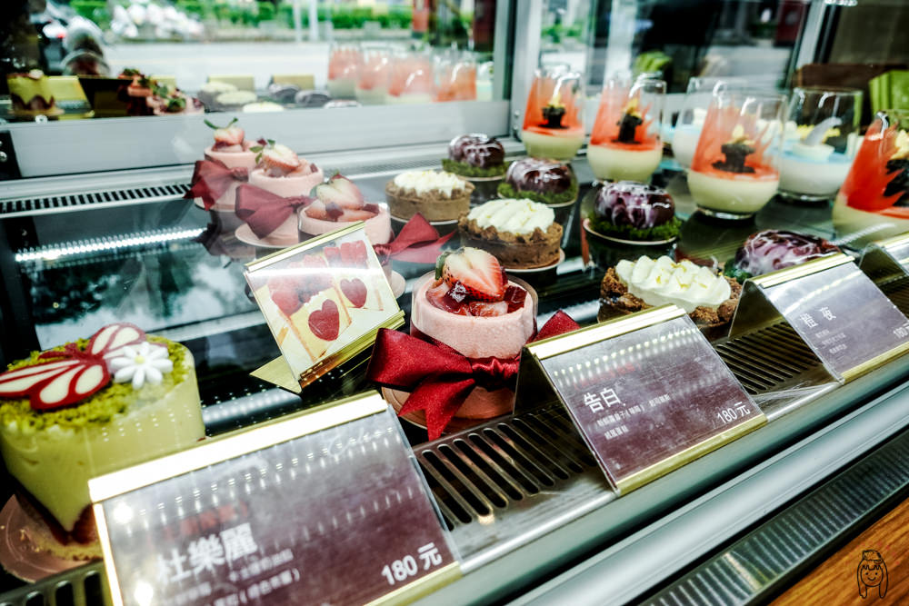 台南東區甜點 「漫步左岸法式甜點Celso Pâtisserie」有令人驚豔的大蛋糕、千層蛋糕及有故事的法式甜點，適合當生日蛋糕或送禮喔！