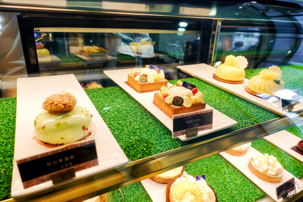 台南中西區甜點 林百貨附近的甜點店「Bye Bye Blues」，專售義式甜點及小點心，適合當生日蛋糕，還可以預約內用享受甜點喔！