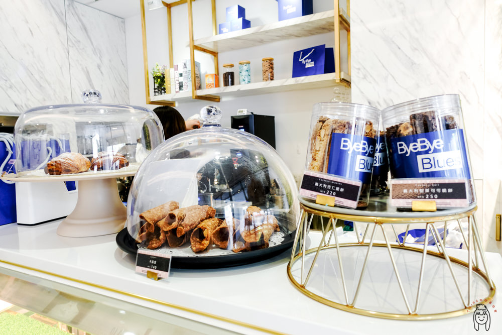 台南中西區甜點 林百貨附近的甜點店「Bye Bye Blues」，專售義式甜點及小點心，適合當生日蛋糕，還可以預約內用享受甜點喔！