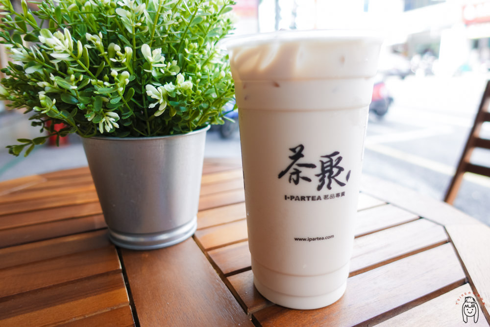 台南東區飲料 東寧路「茶聚」，點無糖也回甘好喝的原味茶，推薦有台灣綠茶韻味的霧丘陵熟系列！