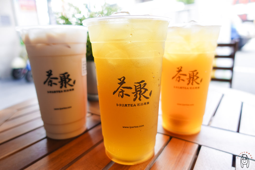 台南東區飲料 東寧路「茶聚」，點無糖也回甘好喝的原味茶，推薦有台灣綠茶韻味的霧丘陵熟系列！