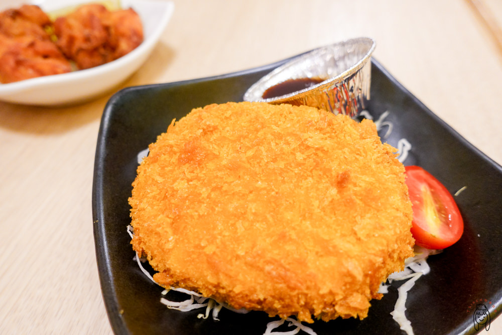 台南中西區美食 新光三越B2美食街「太陽蕃茄拉麵」，主打以蕃茄為基底的太陽拉麵系列，以及四種特別麵條，拉麵還可以首次加大免費！