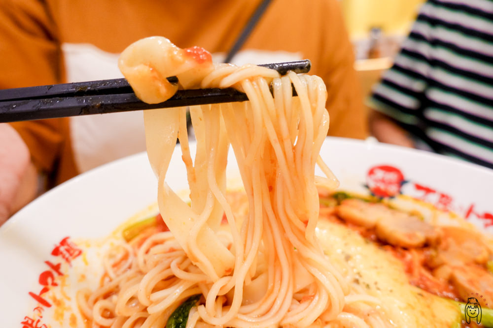 台南中西區美食 新光三越B2美食街「太陽蕃茄拉麵」，主打以蕃茄為基底的太陽拉麵系列，以及四種特別麵條，拉麵還可以首次加大免費！