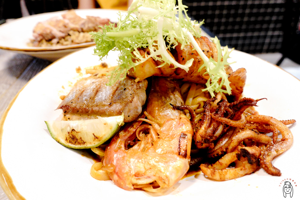 台南中西區餐廳 府前路上，是早午餐也是老屋餐酒館的「飲食客In Stock」，白天與夜晚各有不同菜單，適合三五好友聚餐聊天。