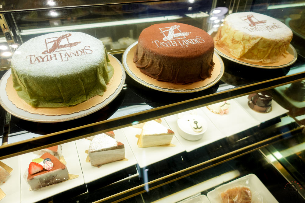 台南千層 「大億麗緻酒店」千層蛋糕，約有28層的原味、巧克力千層，還有神秘的第三種特別千層口味及抹茶千層，碰運氣才買得到！