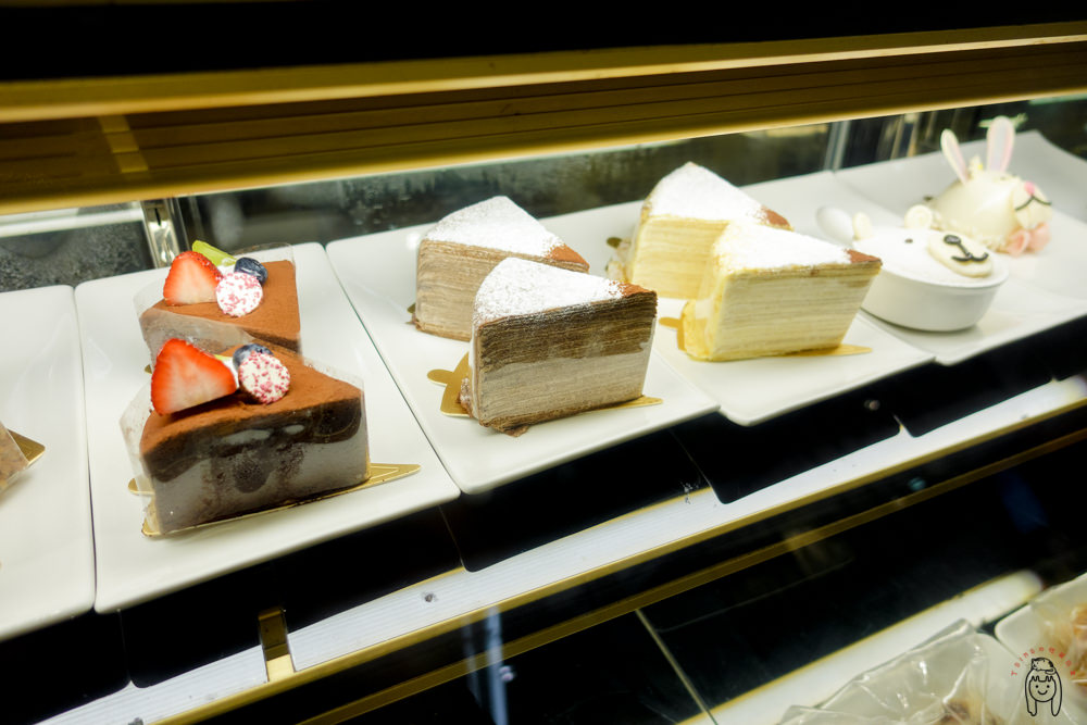 台南千層 「大億麗緻酒店」千層蛋糕，約有28層的原味、巧克力千層，還有神秘的第三種特別千層口味及抹茶千層，碰運氣才買得到！