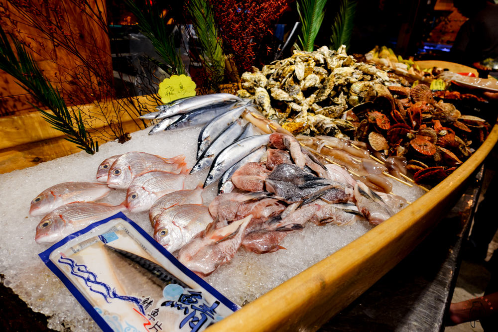台南吃到飽 「泰泰我還要水道蝦」活體現撈的泰國蝦吃到飽，還有滿滿海鮮、熱炒可以吃，宵夜時段也有營業喔！