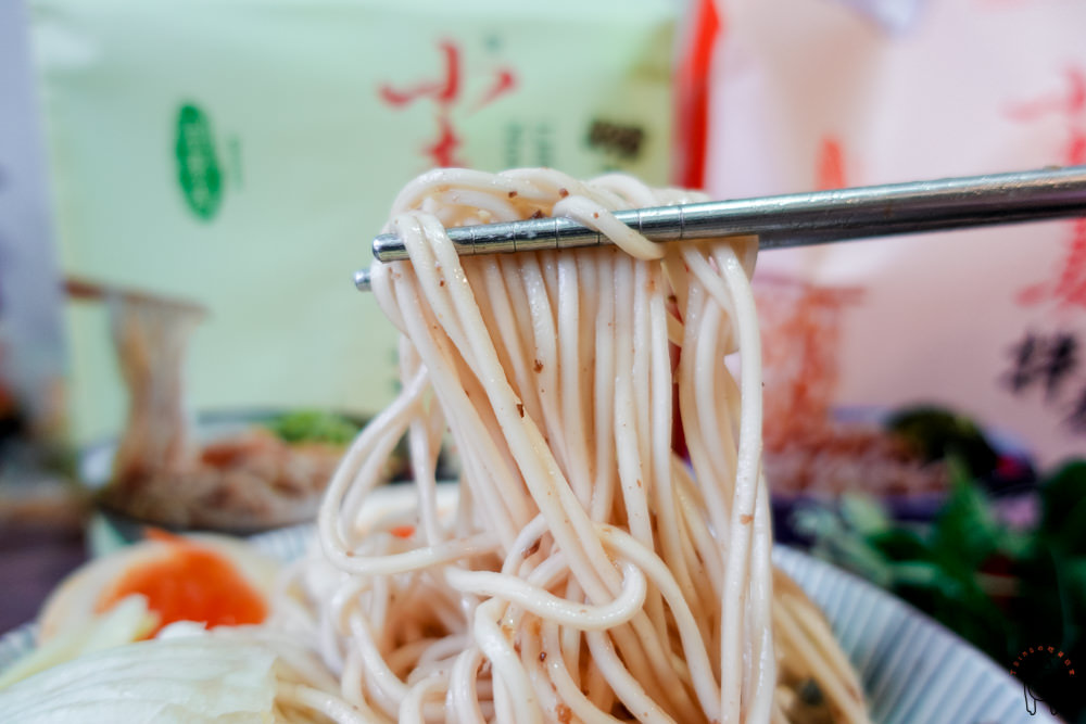 團購宅配美食 「小夫妻拌麵」有六種美味拌麵，好吃又方便，藝人及媒體都推薦，實體通路、網路都買得到喔！