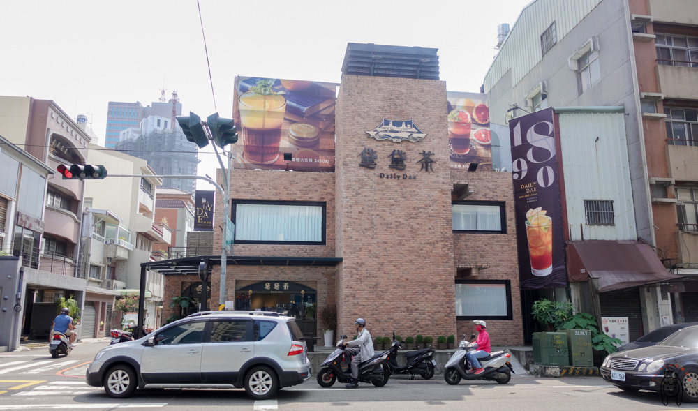 台中西區飲料 精誠商圈網美飲料店「黛黛茶DailyDae」，有好喝的歐風水果茶及甜點，還有好拍的打卡點喔～