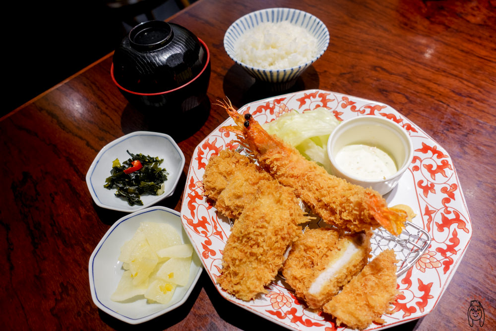 台南中西區美食 新光三越B2美食街「銀座杏子日式豬排」，有季節限定海陸大餐，還有無限續的沙拉、小菜、越光米飯、味噌湯！