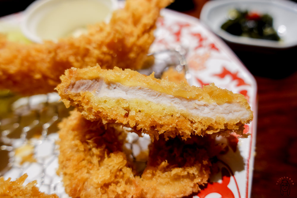 台南中西區美食 新光三越B2美食街「銀座杏子日式豬排」，有季節限定海陸大餐，還有無限續的沙拉、小菜、越光米飯、味噌湯！