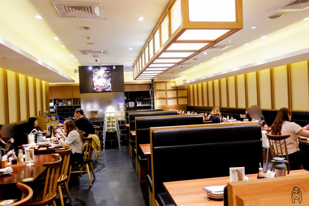 台南中西區美食 新光三越B2美食街「銀座杏子日式豬排」，有季節限定海陸大餐，還有無限續的沙拉、小菜、越光米飯、味噌湯！