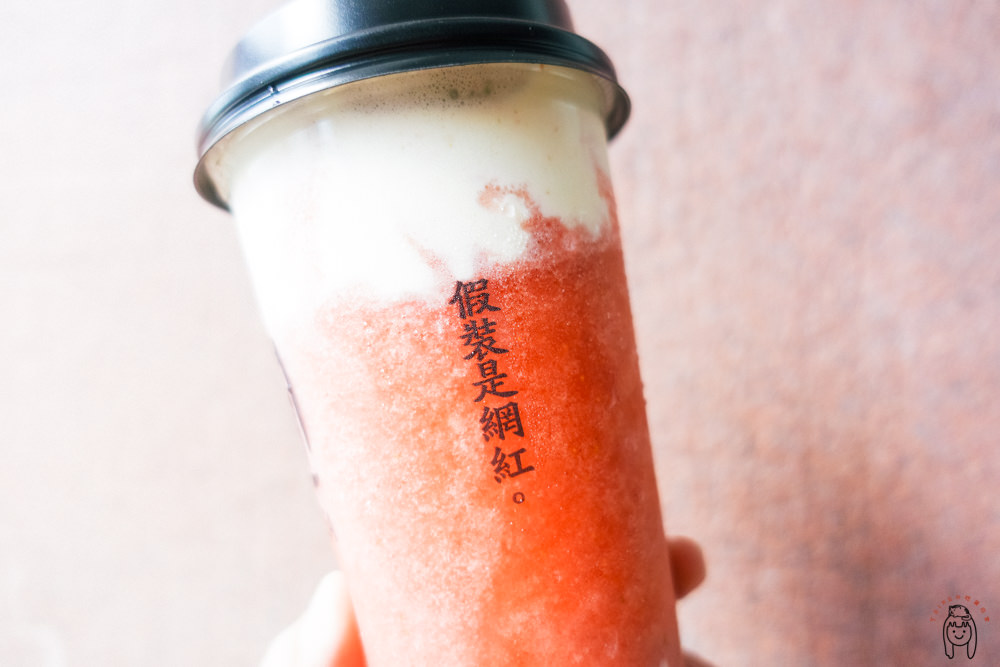 台南中西區 民族路「角鋪茶飲」，是少見的芝士奶蓋專賣店，用現榨果汁結合鹹甜奶蓋，奶蓋控必來！