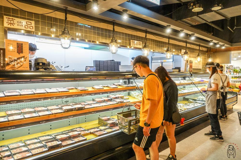 台南中西區火鍋 新光三越西門店B2美食街「祥富水產」，可拿著菜籃，選擇高達160多種食材，極具趣味性的點餐方式。