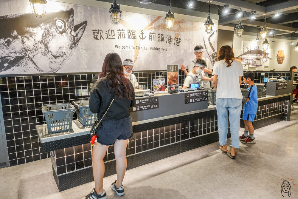台南中西區火鍋 新光三越西門店B2美食街「祥富水產」，可拿著菜籃，選擇高達160多種食材，極具趣味性的點餐方式。