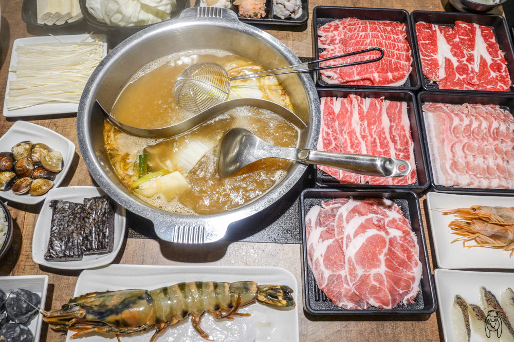 台南中西區火鍋 新光三越西門店B2美食街「祥富水產」，可拿著菜籃，選擇高達160多種食材，極具趣味性的點餐方式。