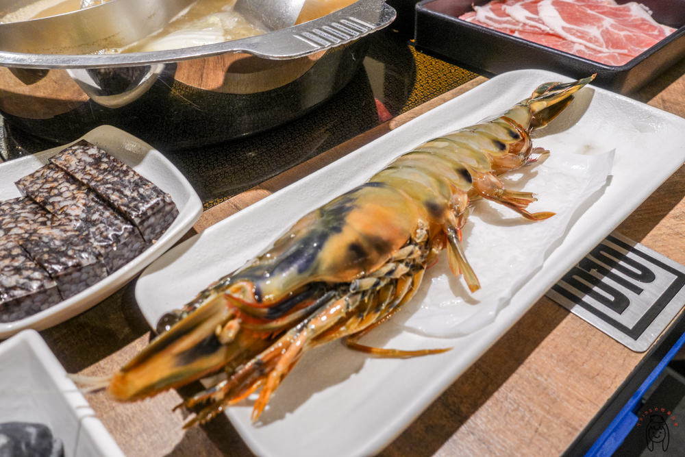 台南中西區火鍋 新光三越西門店B2美食街「祥富水產」，可拿著菜籃，選擇高達160多種食材，極具趣味性的點餐方式。