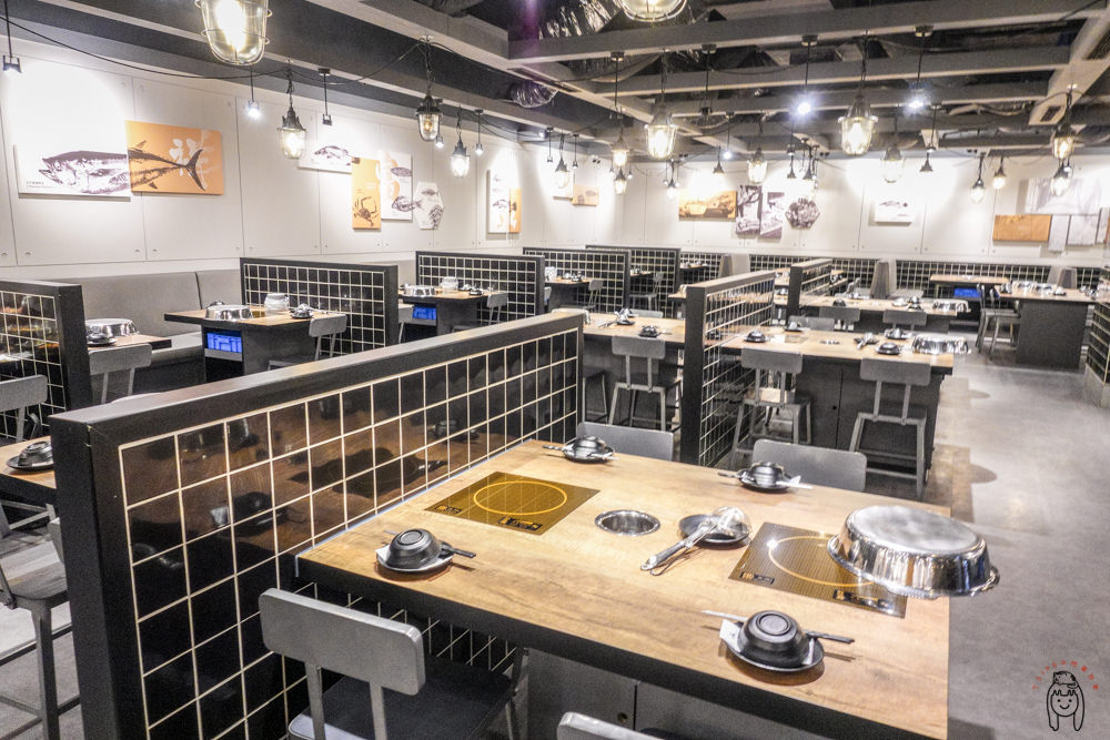 台南中西區火鍋 新光三越西門店B2美食街「祥富水產」，可拿著菜籃，選擇高達160多種食材，極具趣味性的點餐方式。