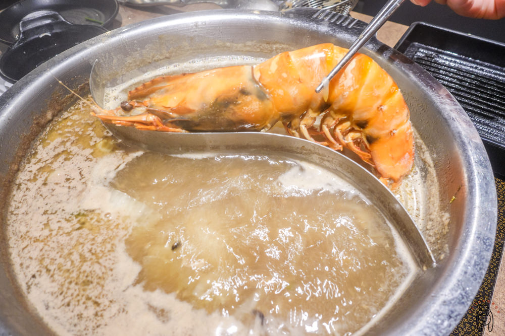 台南中西區火鍋 新光三越西門店B2美食街「祥富水產」，可拿著菜籃，選擇高達160多種食材，極具趣味性的點餐方式。
