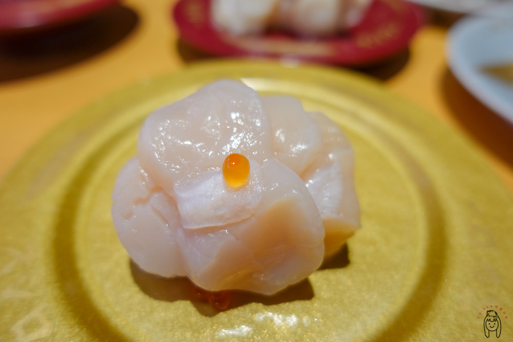 台南安平 「壽司郎」迴轉壽司，有高達上百種壽司，大推期間限定新品鮮貝響宴系列，來吃鮮甜的貝類滿漢大餐吧！