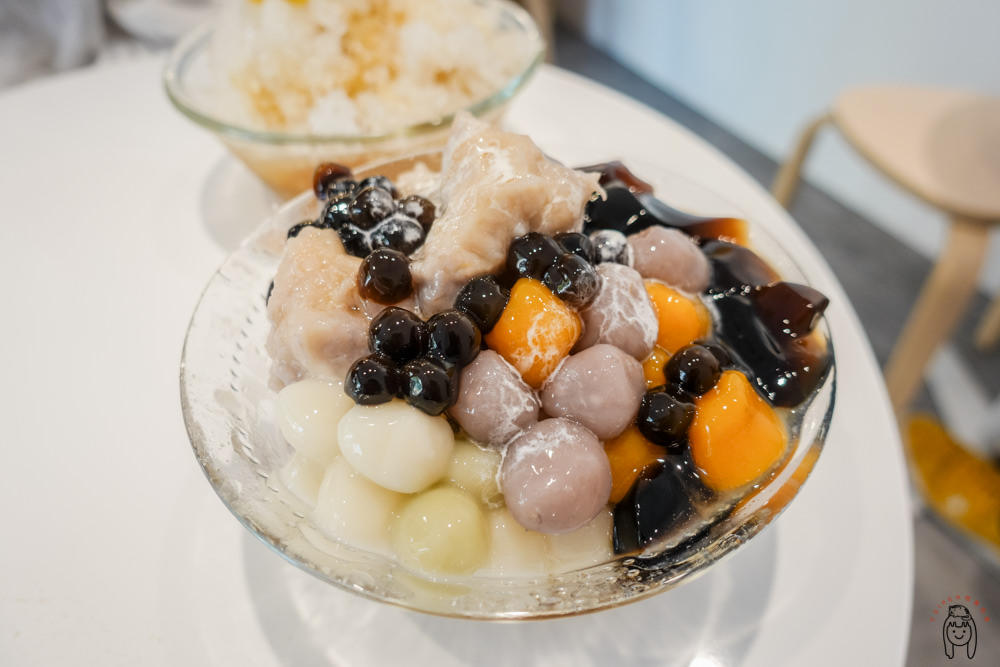 台南東區 隱藏在虎尾寮低調冰店「美雪冰菓室」，純手工配料，不定時推出新品，冬天也有賣熱甜湯喔！