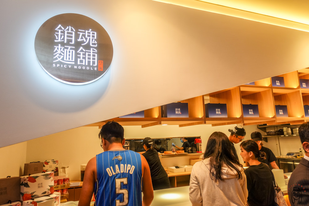 台南中西區 新光三越西門店B2美食街「大師兄銷魂麵舖」有麻辣牛肉湯加夠銷魂的麵條，讓人一吃就驚豔！