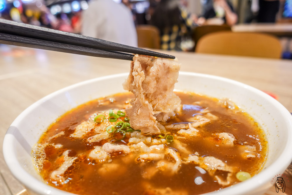 台南中西區 新光三越西門店B2美食街「大師兄銷魂麵舖」有麻辣牛肉湯加夠銷魂的麵條，讓人一吃就驚豔！