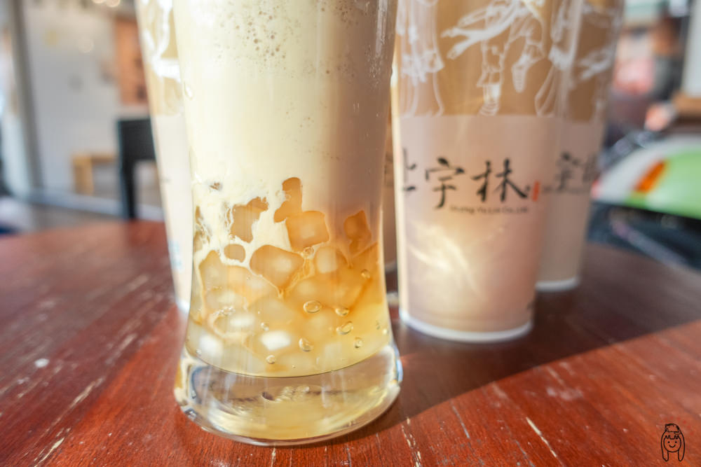 台南南區飲料 大同路「上宇林」厚鮮奶茶專賣店，使用高品質茶葉，點無糖也好喝，一喝就會驚艷，不小心就會喝完。