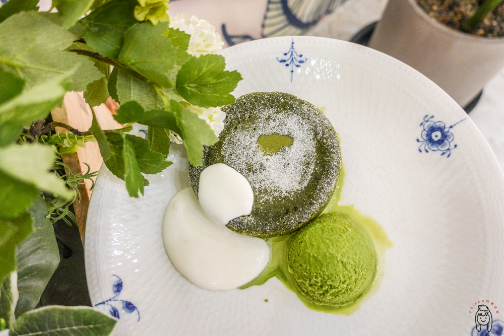 高雄下午茶 福華大飯店「Hovii Cafe」隱藏版IG網美咖啡廳，有世界最濃郁抹茶冰淇淋，還有高貴不貴的餐點、手作甜點及手作麵包喔！