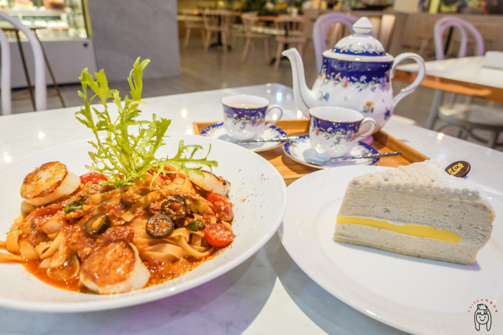 高雄下午茶 福華大飯店「Hovii Cafe」隱藏版IG網美咖啡廳，有世界最濃郁抹茶冰淇淋，還有高貴不貴的餐點、手作甜點及手作麵包喔！