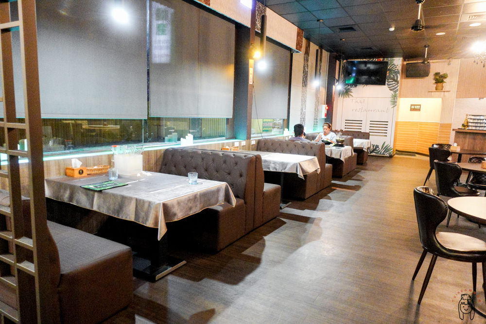台南永康 「凸凹泰式餐廳」適合聚會、聚餐的餐廳，主打開胃泰式料理，還有調酒、試管酒等著你！晚上還會有駐唱人員現場演唱喔！